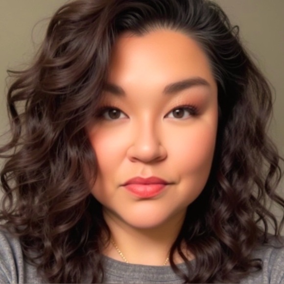 Meet your Posher, Naomi - Picture 1 of 2